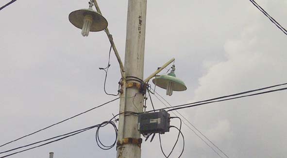 Jaringan tv kabel daerah Pembengis menyantol di tiang listrik PLN.
